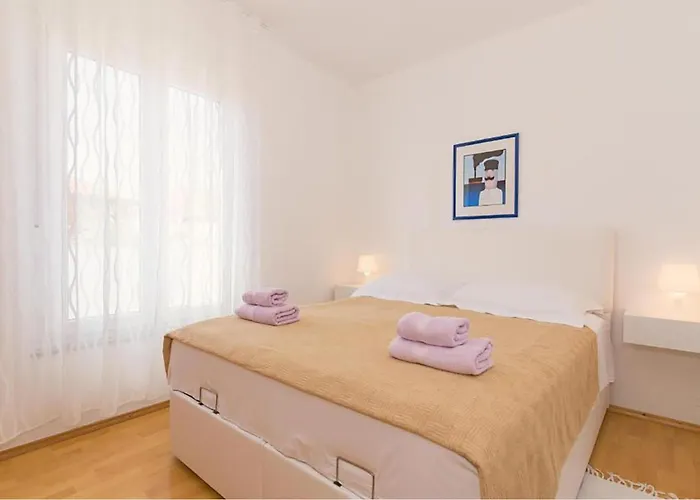 Appartement Amazing In With View Pirovac