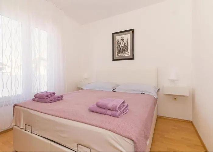 Appartement Amazing In With View Pirovac